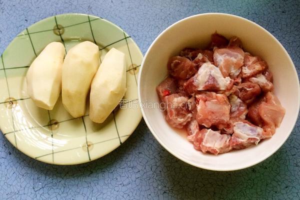 香芋炖排骨的做法图解1