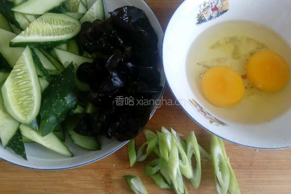 黄瓜木耳炒鸡蛋的做法图解1
