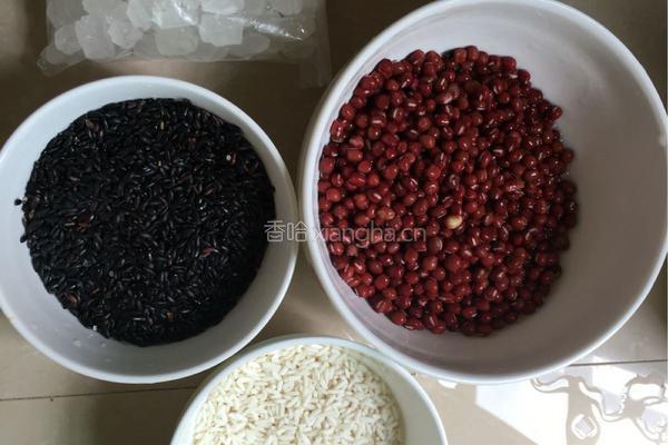 红豆黑米粥的做法图解1
