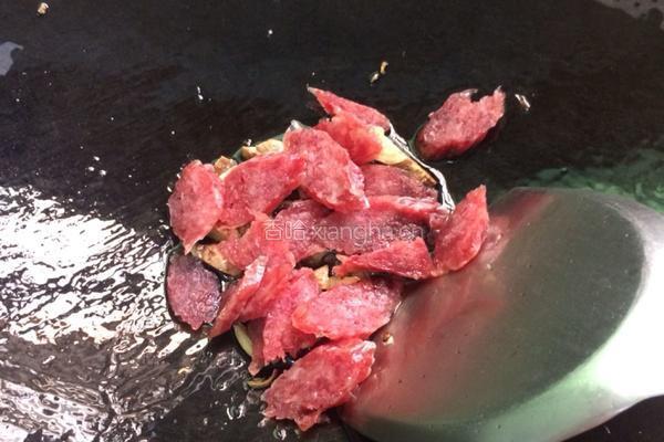 腊肠炒芽菜的做法图解4