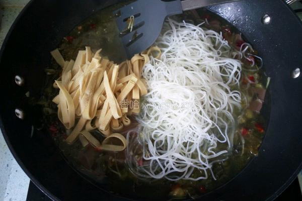 酸辣鸭血粉丝汤的做法图解7