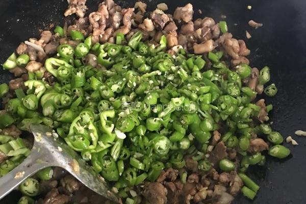 鸡腿炒尖椒的做法图解6