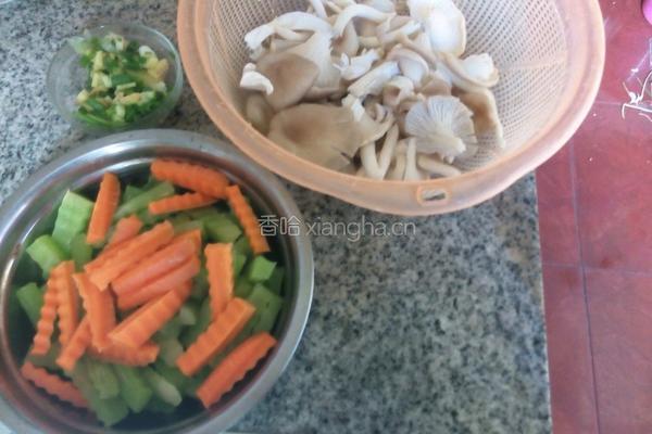 菇香莴笋的做法图解1
