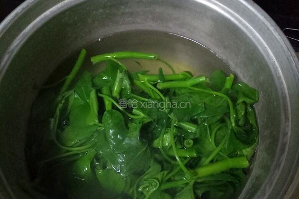 荷包蛋面的做法图解1