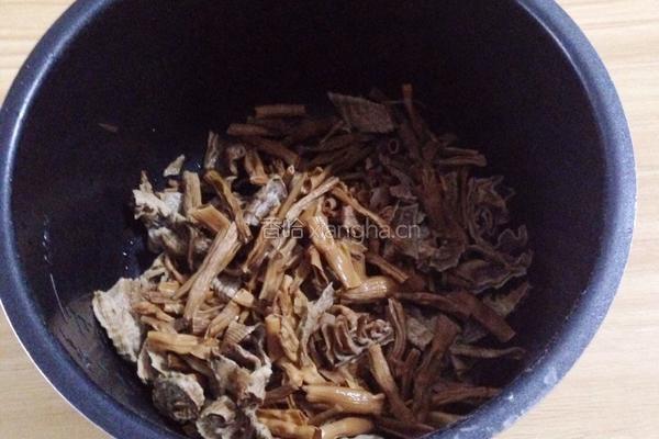 笋干炖腊肉的做法图解4