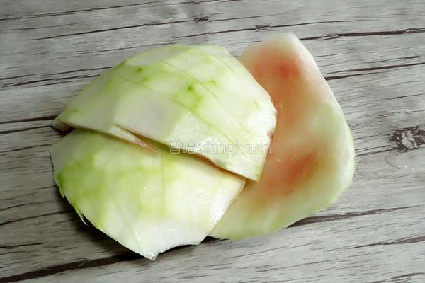 凉拌西瓜皮的做法图解1