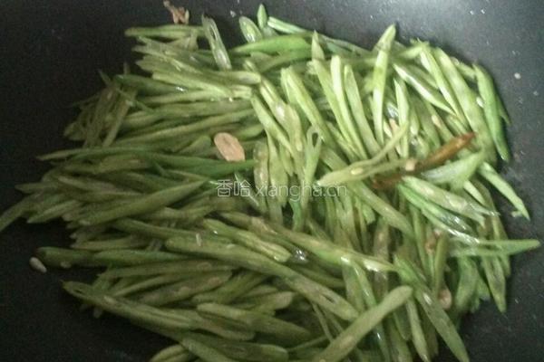 四季豆炒腊猪肠的做法图解3