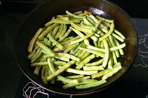 干煸豆角的做法图解4