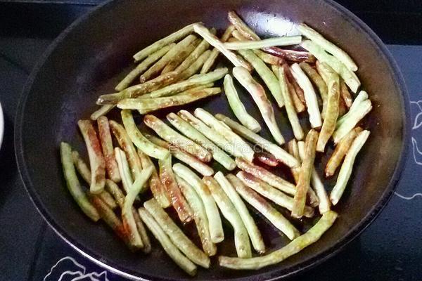 干煸豆角的做法图解5