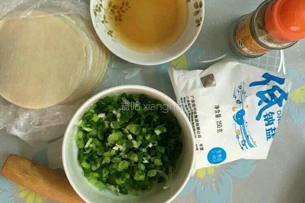 饺子皮葱油饼的做法图解1