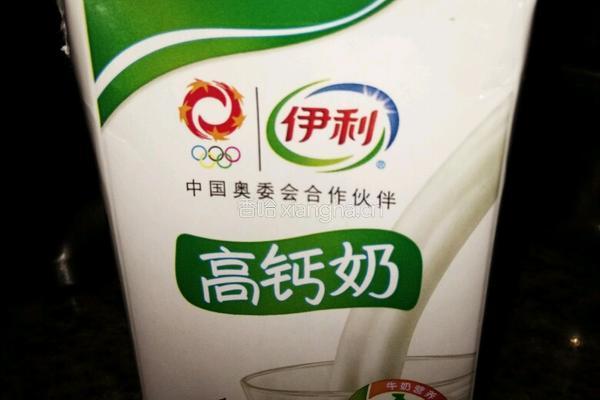 牛奶煮鲜虾鱼板面的做法图解2