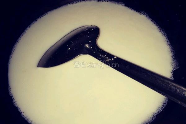 牛奶煮鲜虾鱼板面的做法图解5