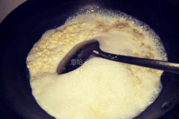 牛奶煮鲜虾鱼板面的做法图解7