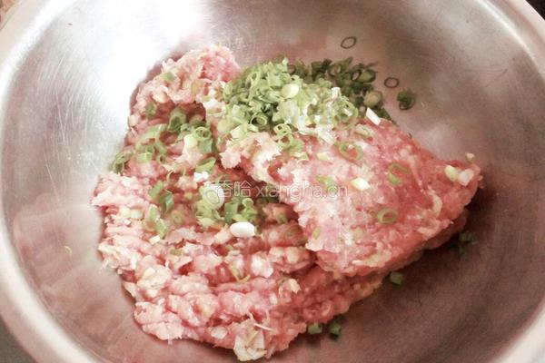 猪肉土豆馅饺子的做法图解1