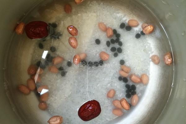 黑豆花生红枣粥的做法图解2