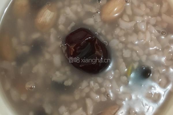 黑豆花生红枣粥
