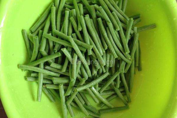 长豆角炒瘦肉的做法图解1