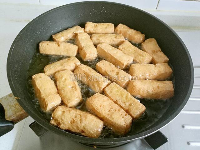 将豆腐块炸至颜色金黄，酥脆。