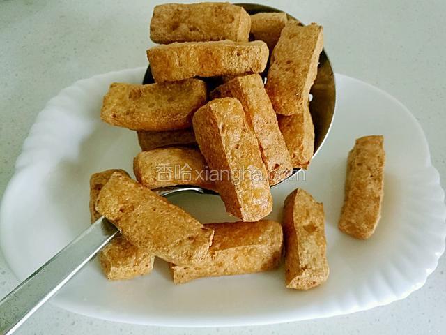 用漏勺捞出控油备用。