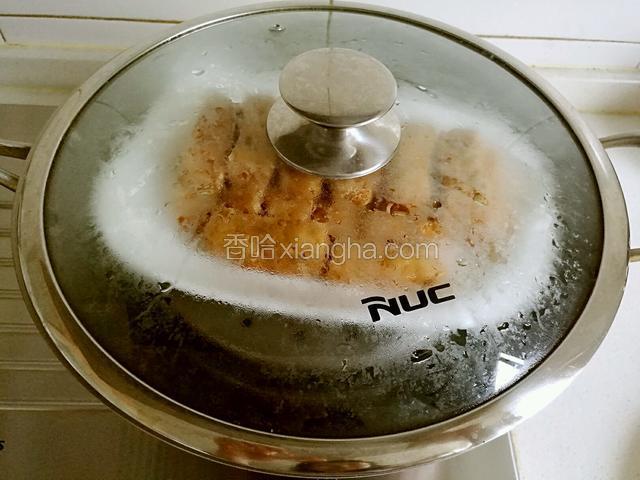 锅中烧开水，将豆腐块隔水蒸十五分钟。