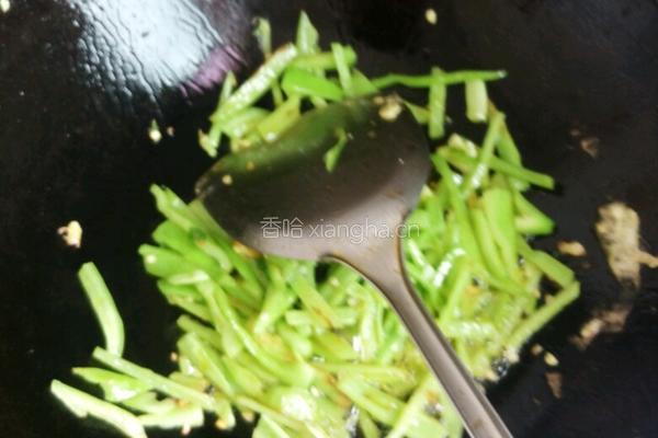 鸡蛋丝炒辣椒丝的做法图解3