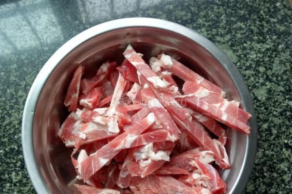 羊肉炒蒜薹的做法图解3