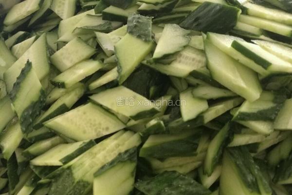 黄瓜木耳炒肉片的做法图解1