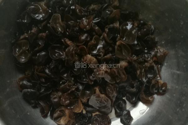黄瓜木耳炒肉片的做法图解2