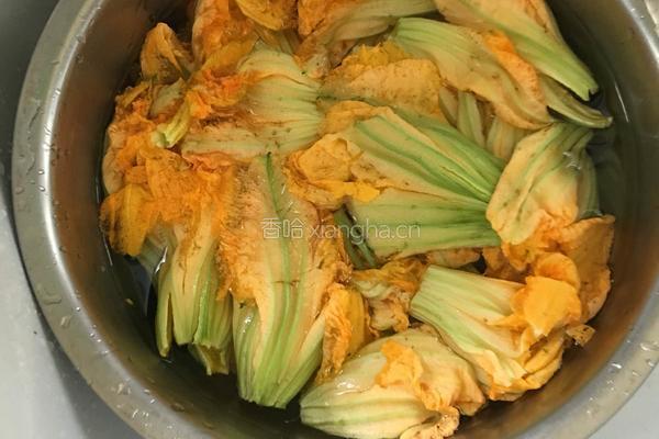 南瓜花炒鸡蛋的做法图解1