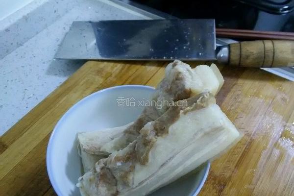 蒜苗回锅肉的做法图解2