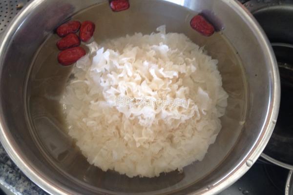 雪耳红枣糖水的做法图解1