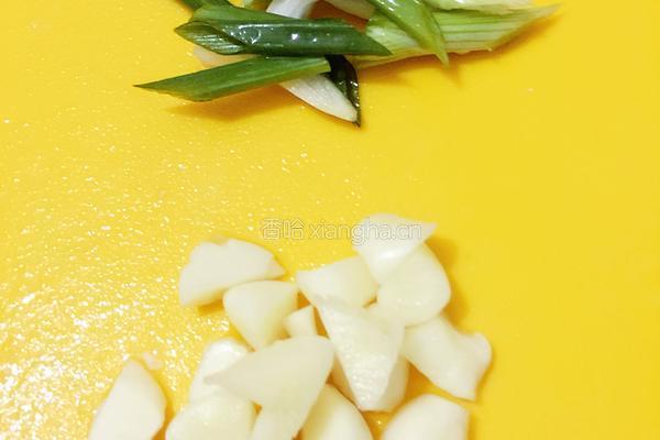 微辣瘦肉炒平菇的做法图解1