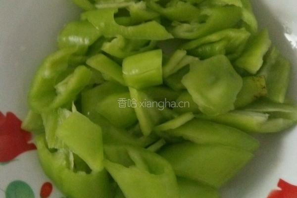 青椒粉皮炒鸡腿肉的做法图解2