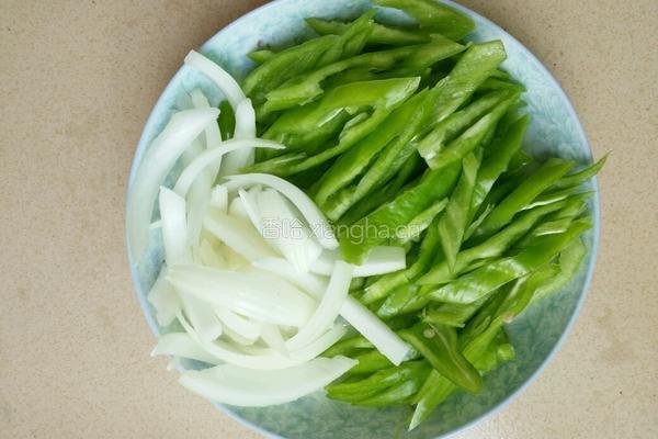 辣椒炒肉的做法图解1