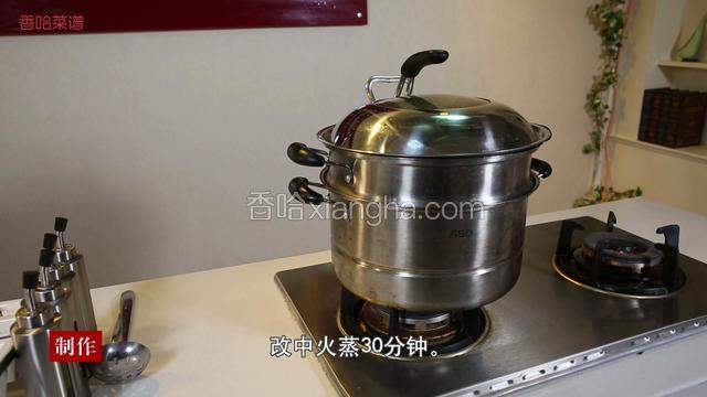 改中火蒸制30分钟，出锅拣出葱姜。