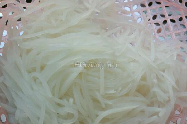 凉拌萝卜丝的做法图解1
