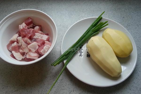 土豆烧肉的做法图解1