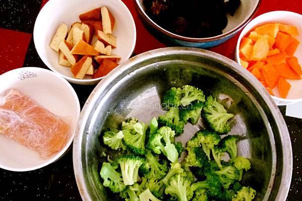 西蓝花木耳胡萝卜炒鸡肉片的做法图解1