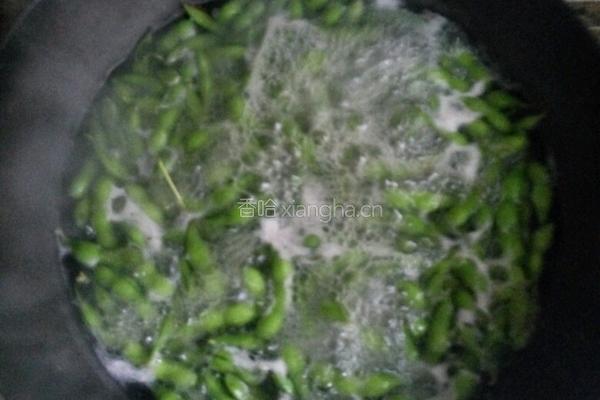 水煮毛豆的做法图解1