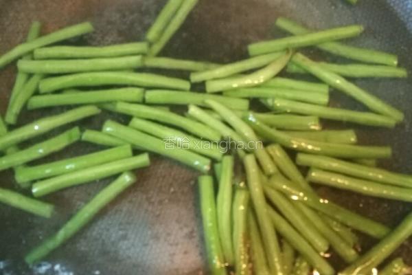 长豆角烧茄条的做法图解3