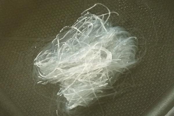自制蒜蓉扇贝炒粉丝的做法图解1