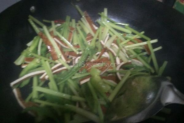 芹菜辣椒炒豆干的做法图解2