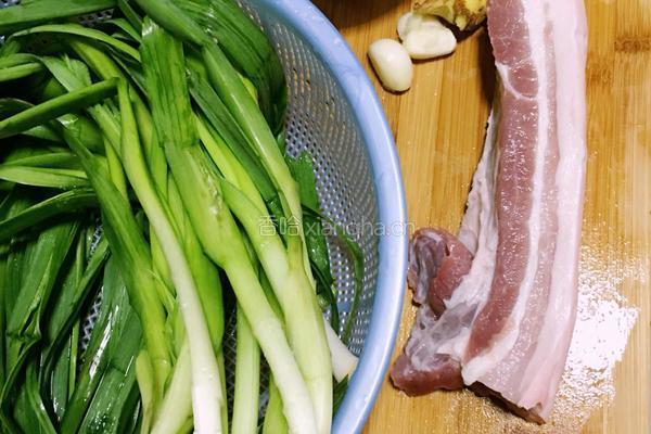 川味蒜苗回锅肉的做法图解1