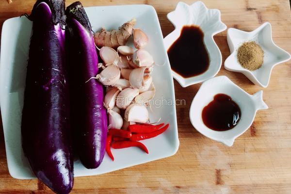 蒜蓉烤茄子的做法图解1