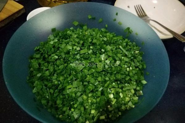 韭菜鸡蛋包子的做法图解3