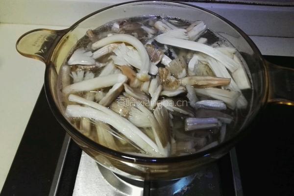 荔枝菌排骨汤的做法图解4