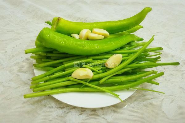 青椒压空心菜杆的做法图解1