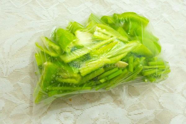 青椒压空心菜杆的做法图解3