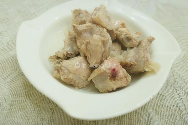 胡萝卜玉米排骨汤的做法图解5