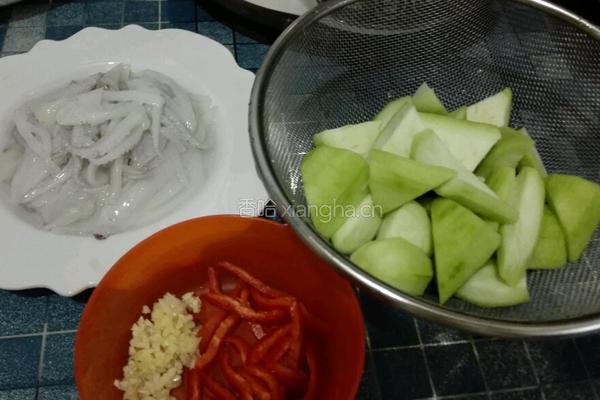 鲜鱿鱼炒丝瓜的做法图解1